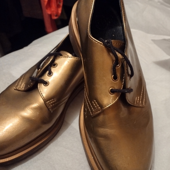Gold Dr. Martens? Unisex sz M7/9W - Picture 2 of 6